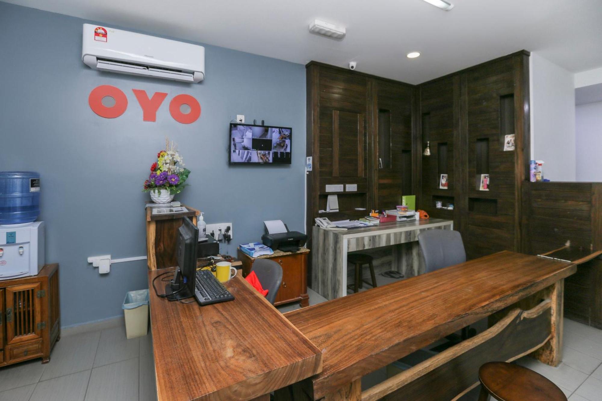 Oyo 89915 East Mount Hotel Kukup Exterior photo